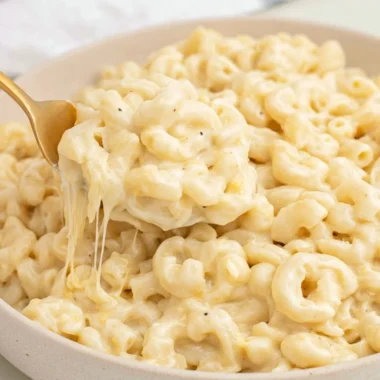 Creamy Greek Yogurt Mac and Cheese dish served in a bowl