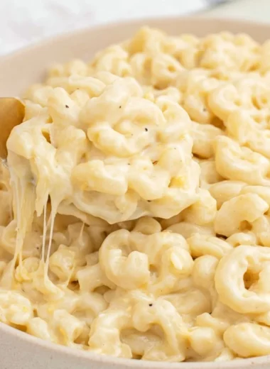 Creamy Greek Yogurt Mac and Cheese dish served in a bowl