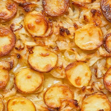 Baked potatoes with onions in the oven, a classic family recipe from 1952.
