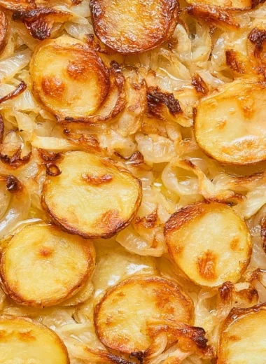 Baked potatoes with onions in the oven, a classic family recipe from 1952.