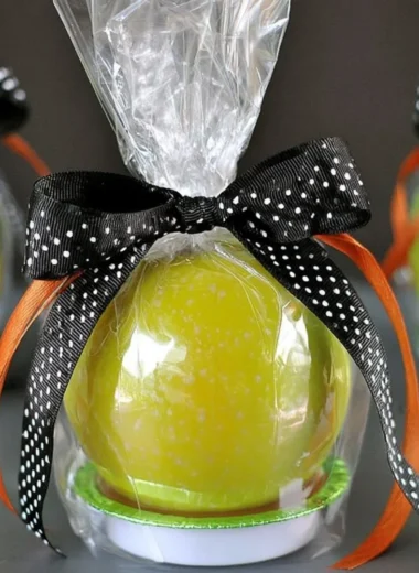 Delicious apple and caramel fall treats for Halloween and seasonal gifting
