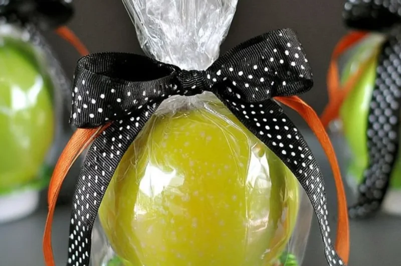 Delicious apple and caramel fall treats for Halloween and seasonal gifting